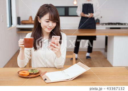 カフェで仕事をする若い女性 43367132