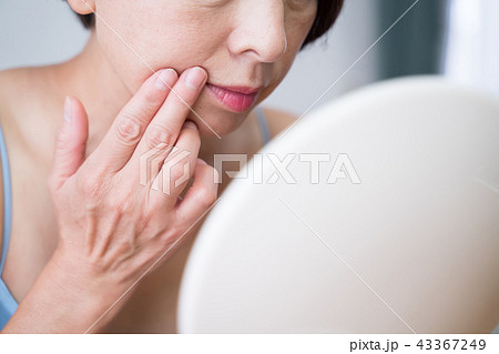 スキンケア　セルフケア　口元 43367249