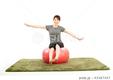 バランスボールで運動する女性 43367347