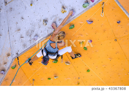 girl climbing up the wall 43367808