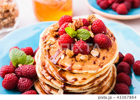 Pancakes with raspberries 43367864