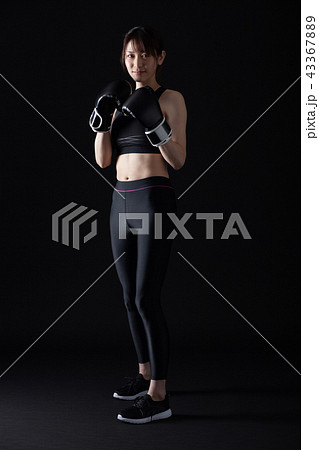 ボクササイズをする女性 43367889