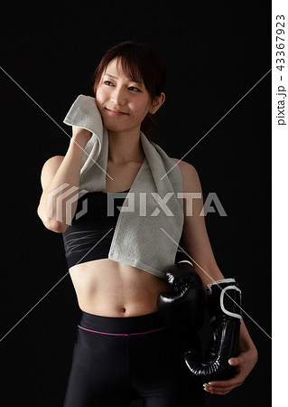 ボクササイズをする女性ファイター 43367923