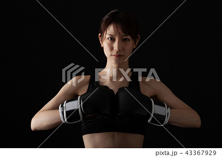 ボクササイズをする女性ファイター 43367929