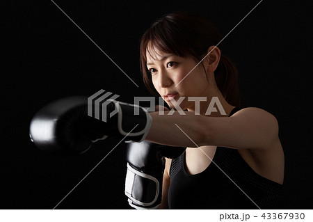 ボクササイズをする女性ファイター ボクササイズをする女性ファイター 43367930