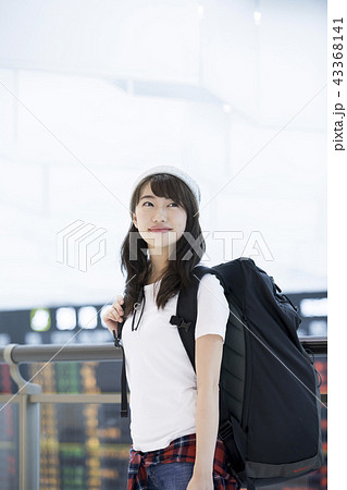 空港女性 バックパッカー 旅行イメージの写真素材
