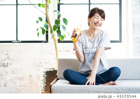 若い女性(ビール) 若い女性(ビール) 43370544