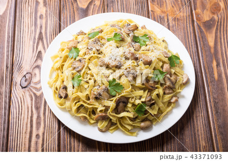 Pasta tagliatelle with chicken meat and mushroom Pasta tagliatelle with chicken meat and mushroom 43371093