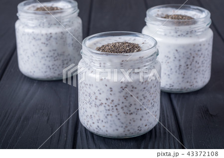 Chia seeds yogyrt pudding Chia seeds yogyrt pudding 43372108