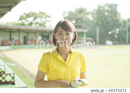 ゴルフをする女性 43373272