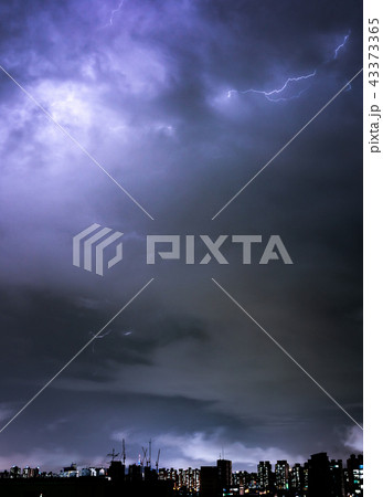 雷の鳴る夜の空 雷の鳴る夜の空 43373365