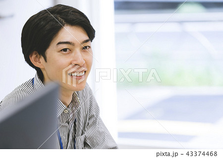 男性　カジュアルビジネスイメージ 43374468