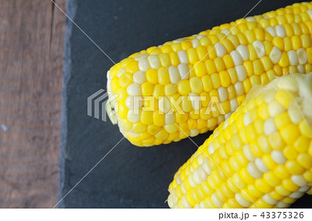 甘くて美味しい北海道産の茹でた朝採れトウモロコシ 甘くて美味しい北海道産の茹でた朝採れトウモロコシ 43375326