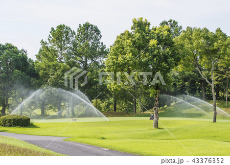 スプリンクラー 環境整備 散水 ゴルフ場 イメージ素材 スプリンクラー 環境整備 散水 ゴルフ場 イメージ素材 43376352
