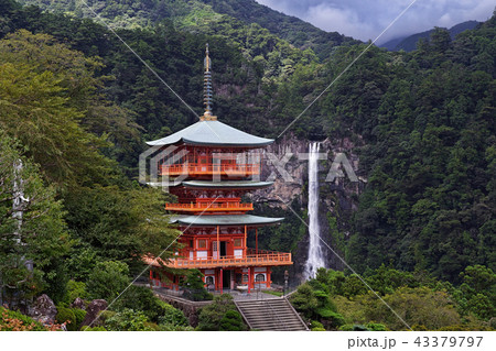 【世界遺産・和歌山県】那智の滝と三重塔（那智の大滝と三重宝塔）コピースペース 43379797