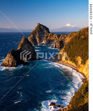 （静岡県）西伊豆の海岸線・千貫門と烏帽子山・富士山 43380098