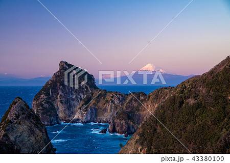 (静岡県)西伊豆の海岸線・烏帽子山・富士山 (静岡県)西伊豆の海岸線・烏帽子山・富士山 43380100