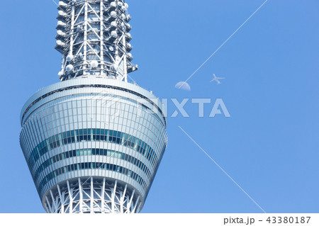 【東京スカイツリー・展望デッキ】月と飛行機 【東京スカイツリー・展望デッキ】月と飛行機 43380187