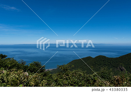 弥彦山頂からみる佐渡島 43380335