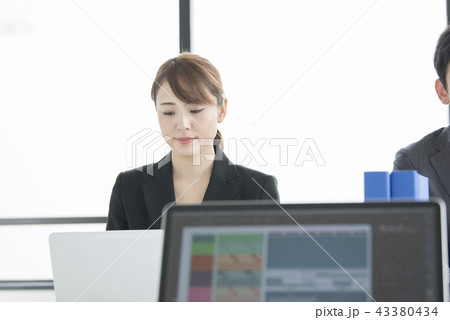会社で仕事をする若い女性 会社で仕事をする若い女性 43380434