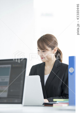 会社で仕事をする若い女性 43380446