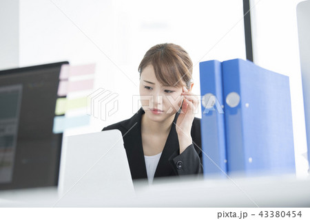 会社で仕事をする若い女性 悩む 会社で仕事をする若い女性 悩む 43380454