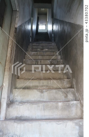 不気味なコンクリートの階段　狭苦しい階段　薄気味悪いコンクリの階段　死への階段 43380702