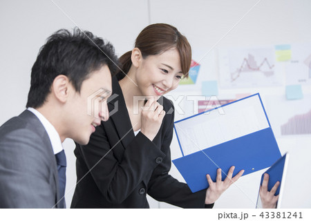 ビジネス　打合わせ　男女 43381241