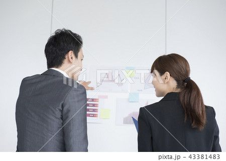 ビジネス 人物 男女 後ろ姿 ビジネス 人物 男女 後ろ姿 43381483