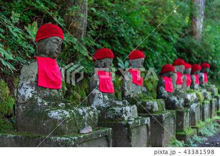 外国人観光客に人気のスポット　日光・憾満ヶ淵　化け地蔵 43381598