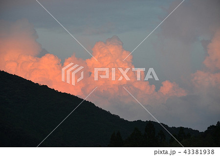 入道雲の夕焼け 43381938