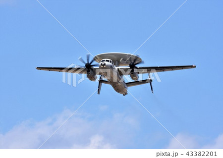 アメリカ海軍のE-2C早期警戒機 43382201
