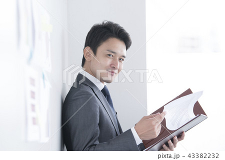 男性社員のポートレート 男性社員のポートレート 43382232