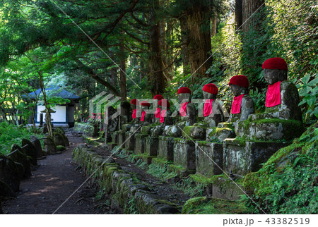 外国人観光客に人気のスポット　日光・憾満ヶ淵　化け地蔵 43382519