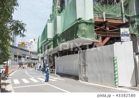 再開発工事中の渋谷駅街区道路使用許可警備員配置搬入路安全確保 再開発工事中の渋谷駅街区道路使用許可警備員配置搬入路安全確保 43382580