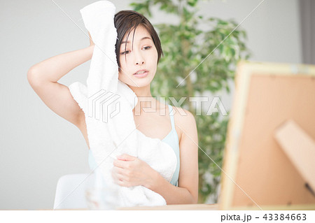 髪を乾かす女性 髪を乾かす女性 43384663