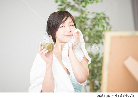 野菜ジュースを飲む女性 野菜ジュースを飲む女性 43384678