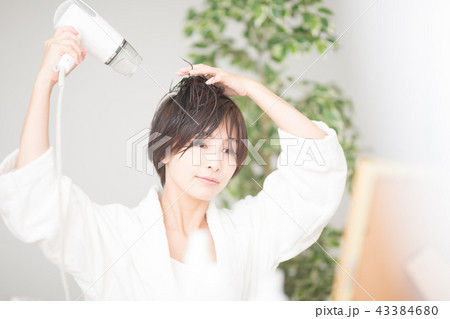 ドライヤー・女性 43384680