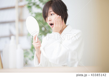 美容・女性・バスローブ 43385142