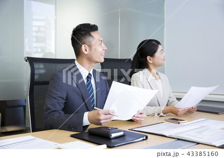 ミーティング　プレゼンテーション　会議　打ち合わせ　ビジネス　ビジネスマン　  43385160