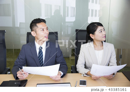 ミーティング　プレゼンテーション　会議　打ち合わせ　ビジネス　ビジネスマン　  43385161