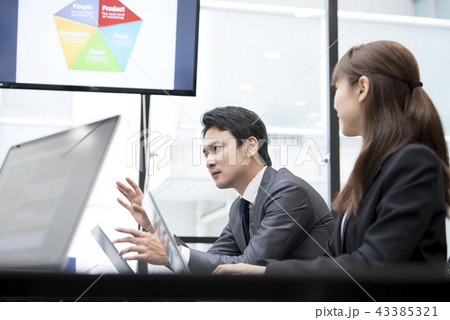 ビジネス　人物　ミーティング　 43385321