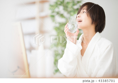 水分補給・女性・バスローブ 43385701