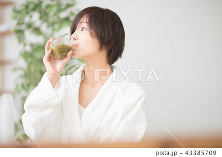野菜ジュース・女性・バスローブ 43385709