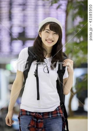 空港ロビーを歩くバックパッカー女性 空港ロビーを歩くバックパッカー女性 43385950