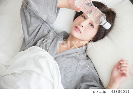 体調不良・ベッド・女性 体調不良・ベッド・女性 43386011