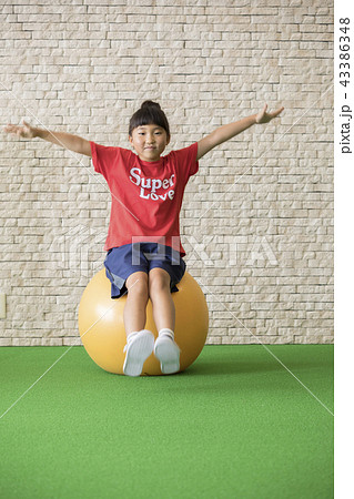 バランスボールに乗る子供 43386348
