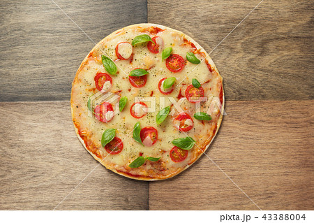margarita pizza at wooden tabl margarita pizza at wooden tabl 43388004