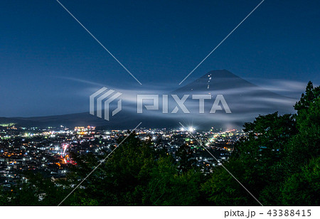 吉田の火祭りの夜景 43388415