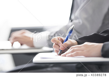 ボールペンを持つ手元、女性 43389278